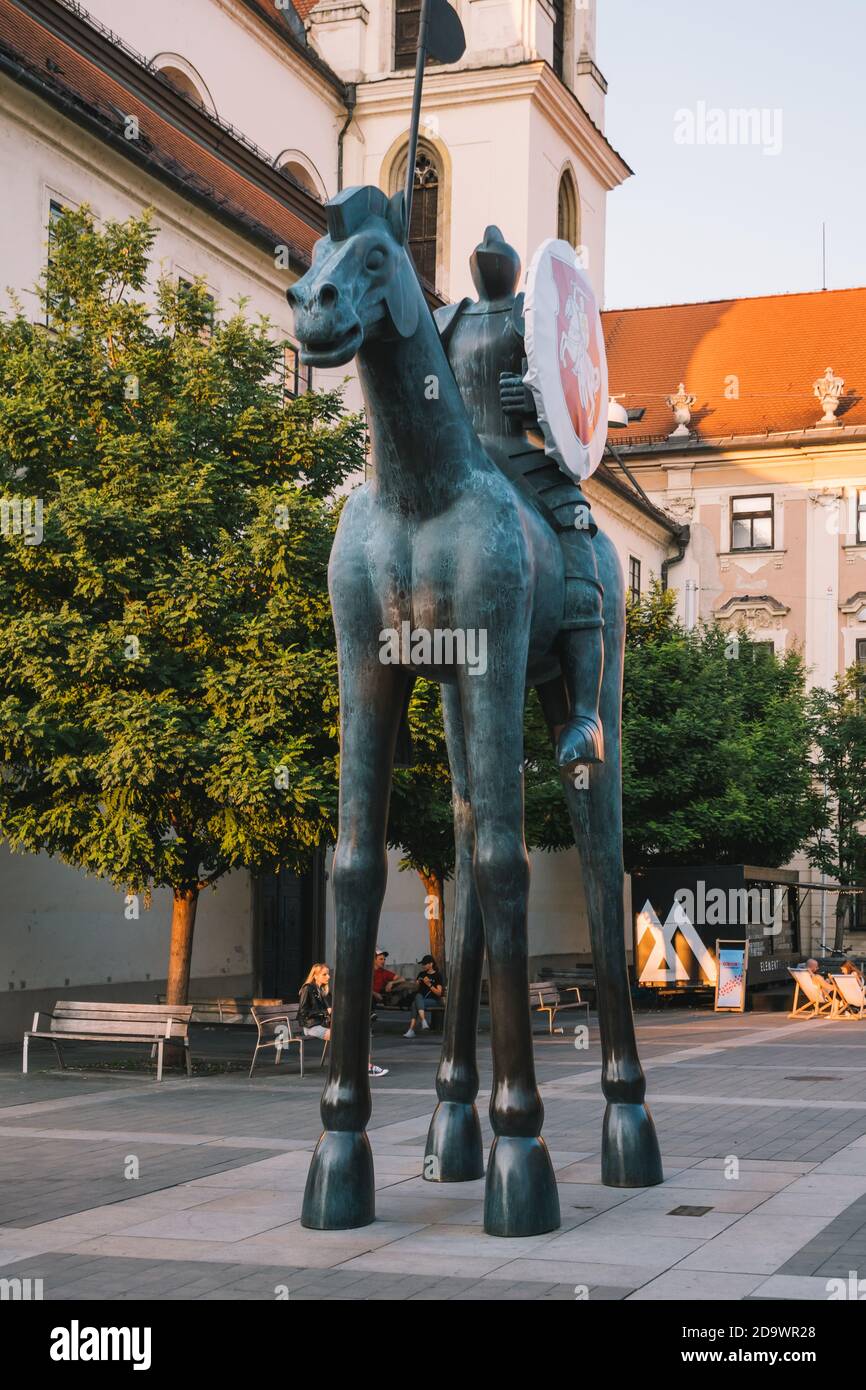 Brno, Tschechische Republik - September 12 2020: Statue des Ritters auf dem Mährischen Platz von Jaroslav Rona Stockfoto