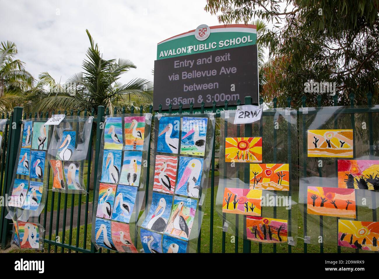 In der australischen Bildungswoche und in den Grundschulklassen werden Schüler angezeigt Kunstwerk am Schulzaun, Sydney, Australien Stockfoto
