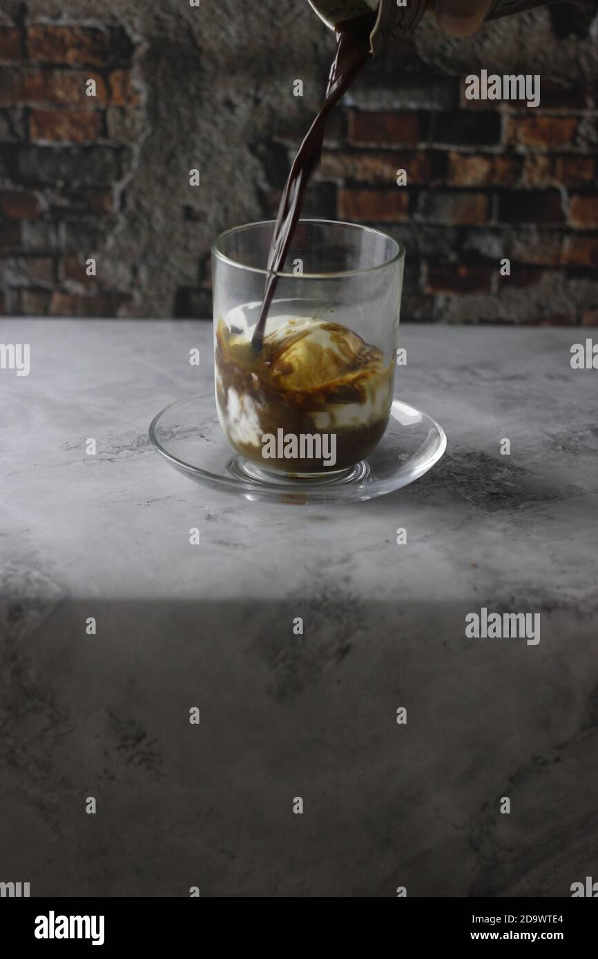 tasse Affogato Kaffee auf einem hellen Marmor Hintergrund Stockfoto
