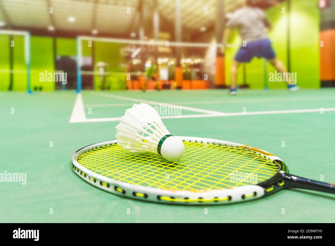 Badmintonplätze mit Bälle im Vordergrund. Stockfoto