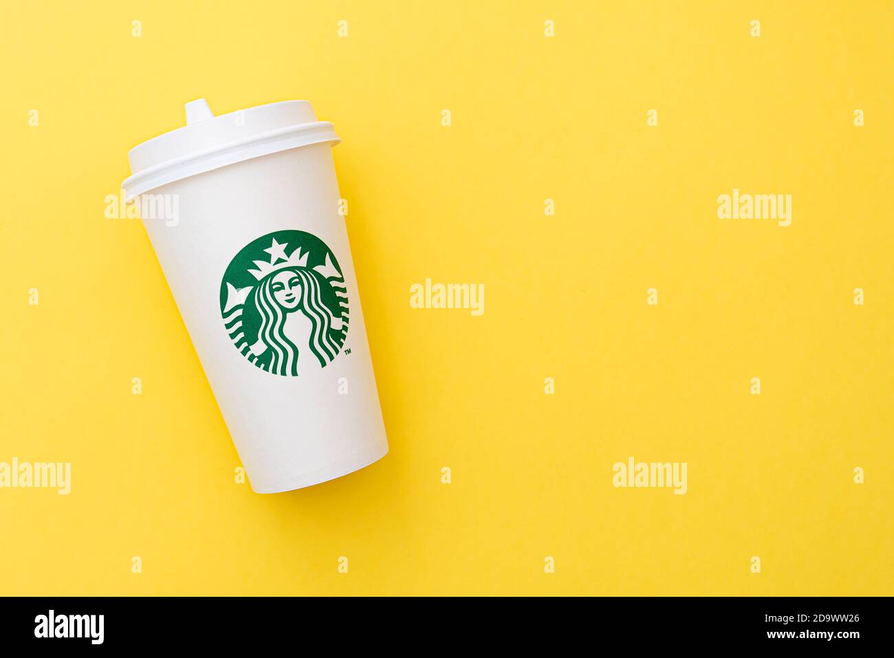 BERLIN - 8. NOVEMBER: Starbucks Paper Cup. Starbucks Kaffee mit Logo Meerjungfrau isoliert auf gelbem Hintergrund in Berlin am 8. November. 2020 in Deutschland Stockfoto