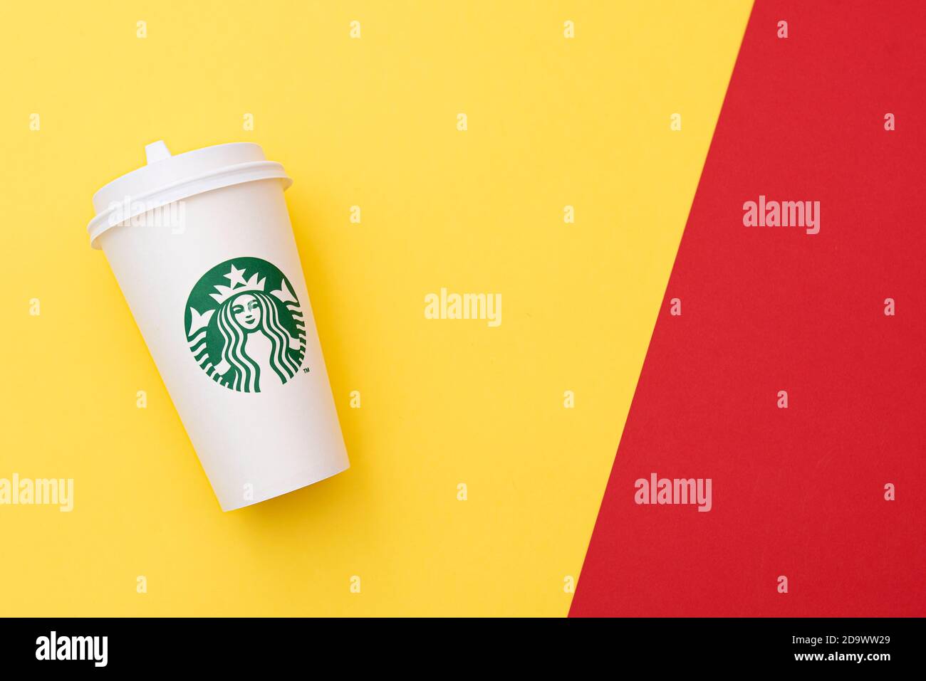 BERLIN - 8. NOVEMBER: Starbucks Paper Cup. Starbucks Kaffee mit Logo Meerjungfrau isoliert auf gelbem Hintergrund in Berlin am 8. November. 2020 in Deutschland Stockfoto