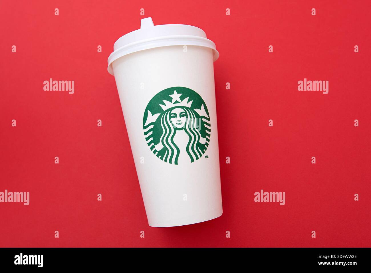 BERLIN - 8. NOVEMBER: Starbucks Paper Cup. Starbucks Kaffee mit Logo Meerjungfrau isoliert auf rotem Hintergrund in Berlin am 8. November. 2020 in Deutschland Stockfoto