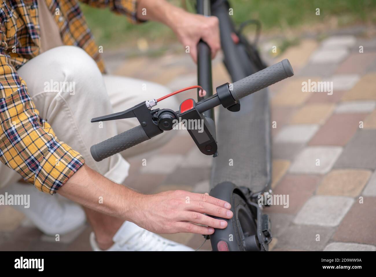 Roller. Nahaufnahme eines Mannes, der seinen Roller repariert Stockfoto