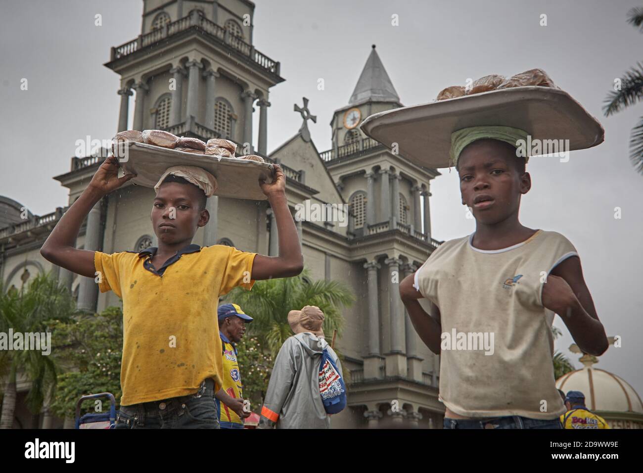 Quibdó, Chocó, Kolumbien, Januar 2013. Zwei Straßenhändler mit ihren Waren. Stockfoto