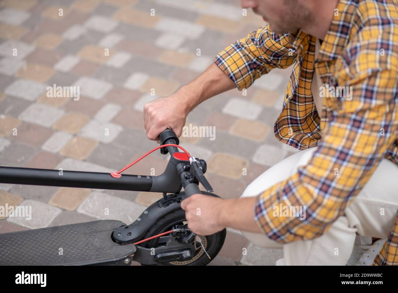 Lenker. Nahaufnahme Bild eines Mannes halten Roller Lenker Stockfoto