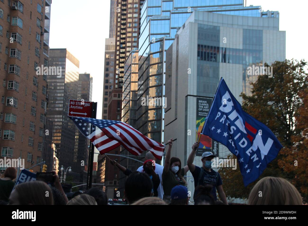 New York, USA. November 2020. Die Menschen feiern den "Präsidenten wählen" Biden. Der demokratische Präsidentschaftskandidat Joe Biden hat die Wahl in den USA gewonnen, laut Umfragen und Prognosen der US-Medien. Quelle: Christina Horsten/dpa/Alamy Live News Stockfoto