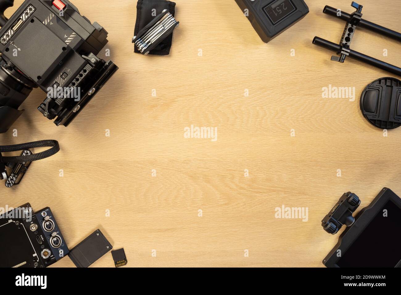 Direkt über Aufnahme der Videokamera und Zubehör auf dem Tisch Stockfoto