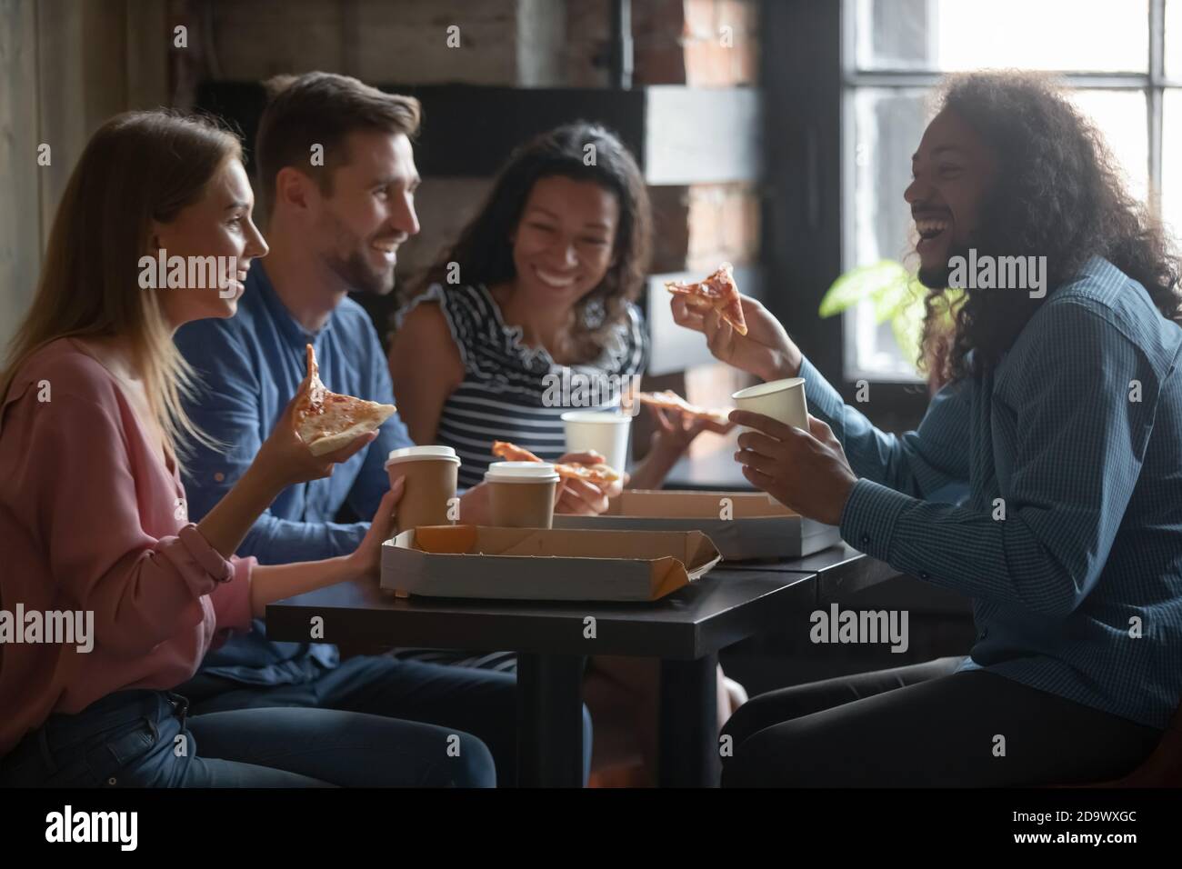 Überglücklich vielfältige Gesellschaft von Studenten entspannen in Pizza Ort Stockfoto