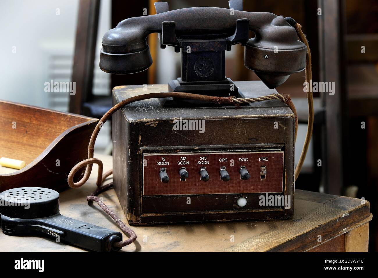 Klassisches Bürotelefon und Kommunikationsgerät in der Flugzeugabwehr. Stockfoto
