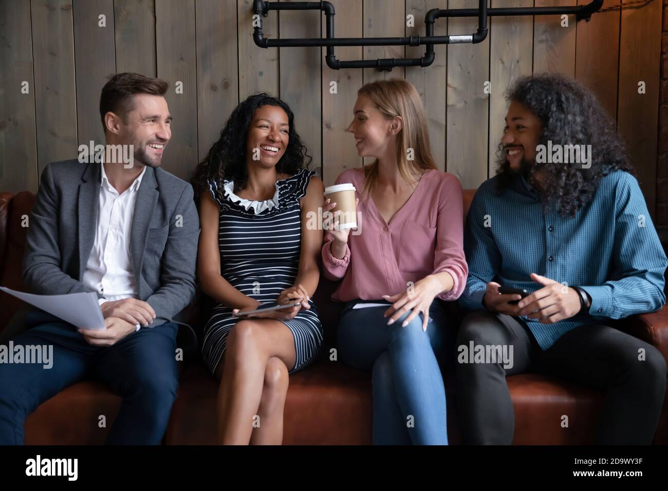 Vielfältige Gesellschaft von Millennial Teamkollegen mit informellen Treffen im Café Stockfoto