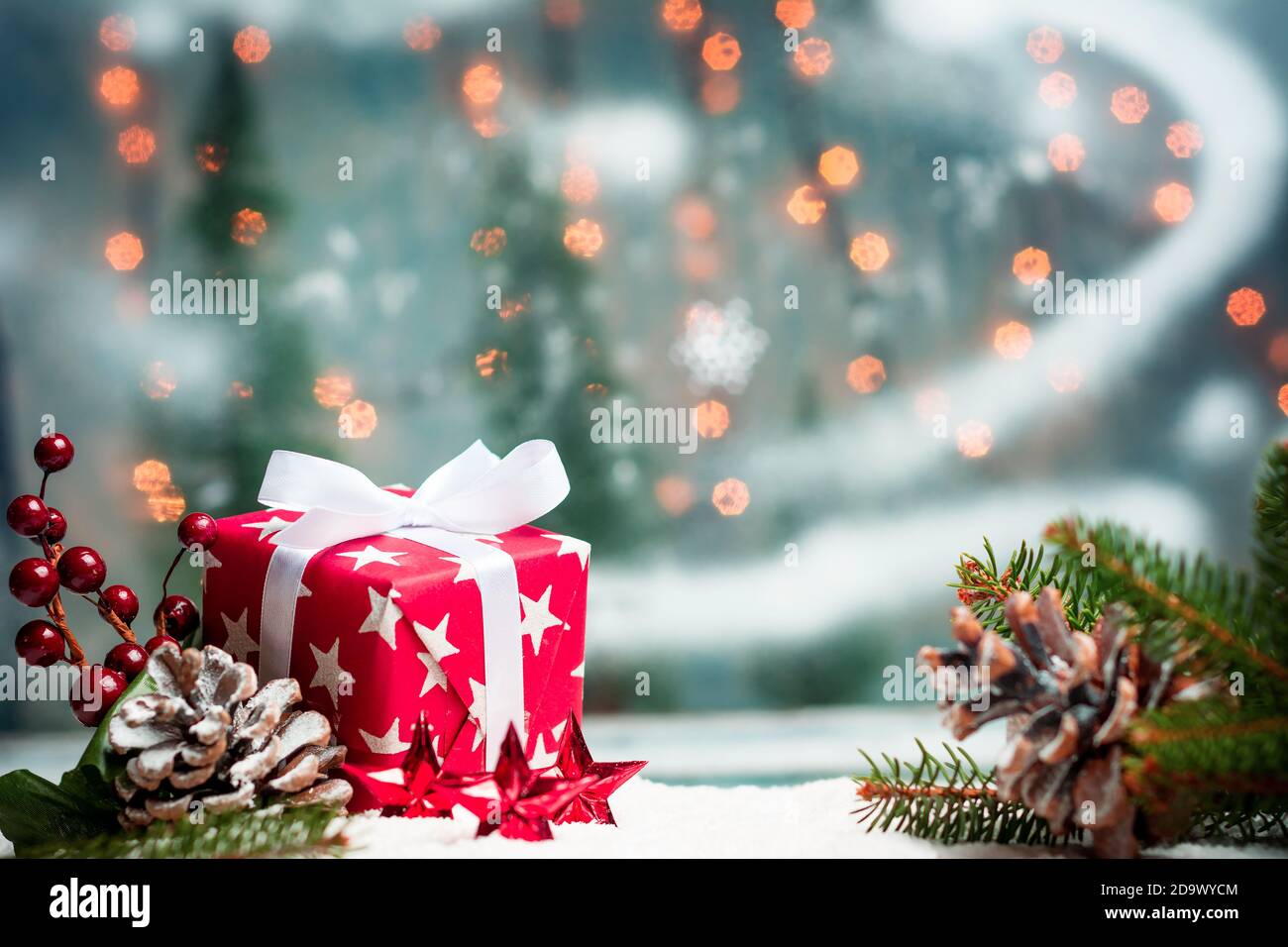 Eingewickelte Weihnachtsgeschenke mit festlich beleuchtetem Hintergrund Stockfoto