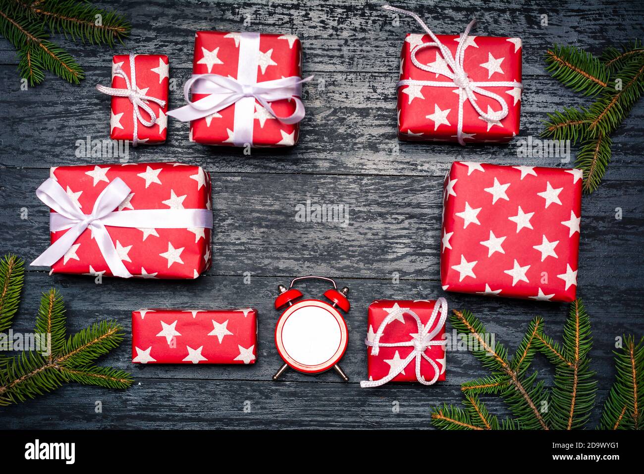 Weihnachtsgeschenke auf einem dunklen Holztisch, oben flach Stockfoto