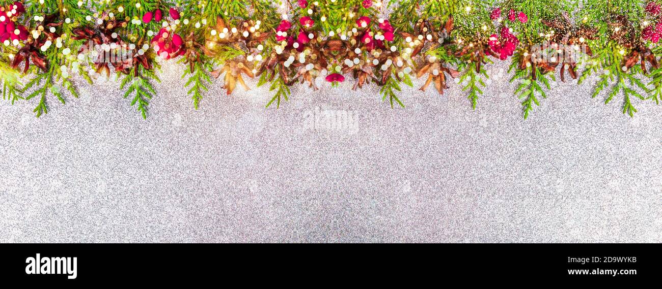 Abstrakt Weihnachten und Neujahr Hintergrund von Kiefernzapfen mit Mistelschmuck und großer Kopierraum Stockfoto
