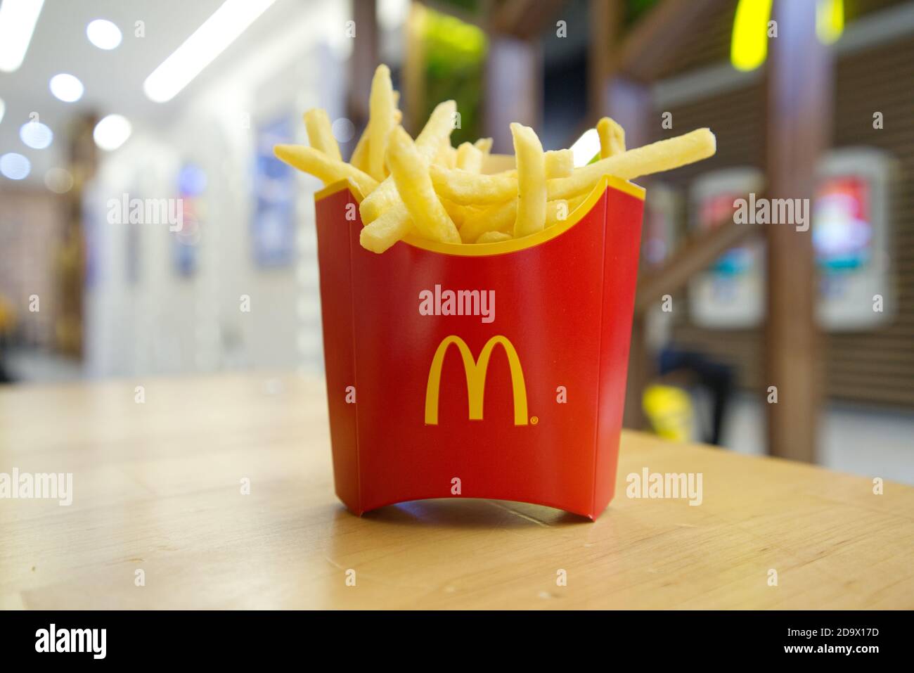 McDonalds Pommes Frites im Fast-Food-Bereich des Einkaufszentrums Stockfoto