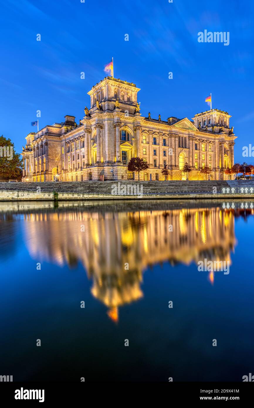Der Reichstag an der Spree in Berlin im Morgengrauen Stockfoto