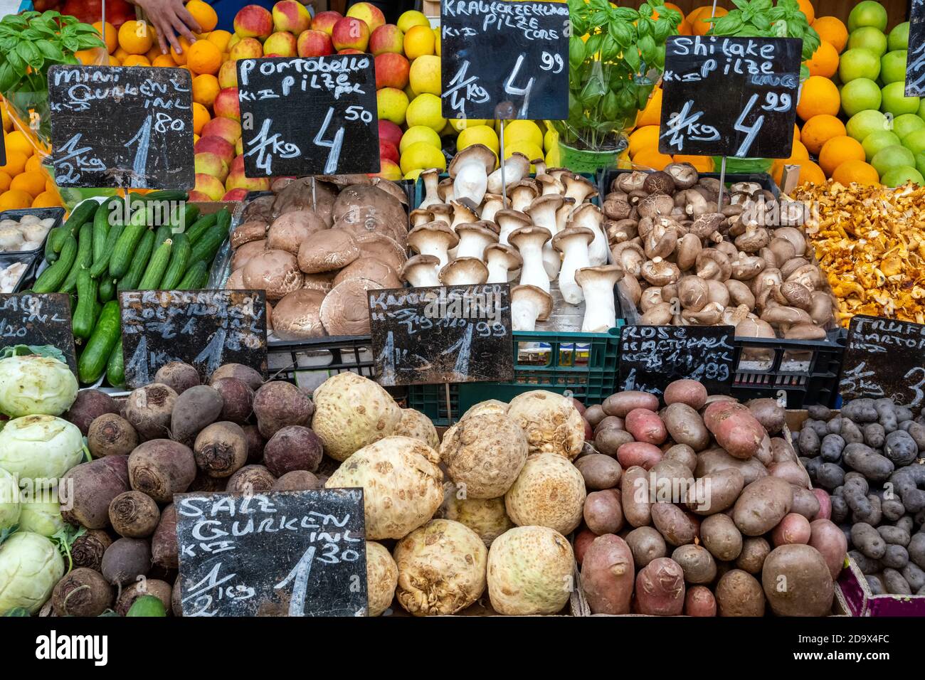 Große Auswahl an frischem Gemüse zum Verkauf auf einem Markt in Wien, Österreich Stockfoto