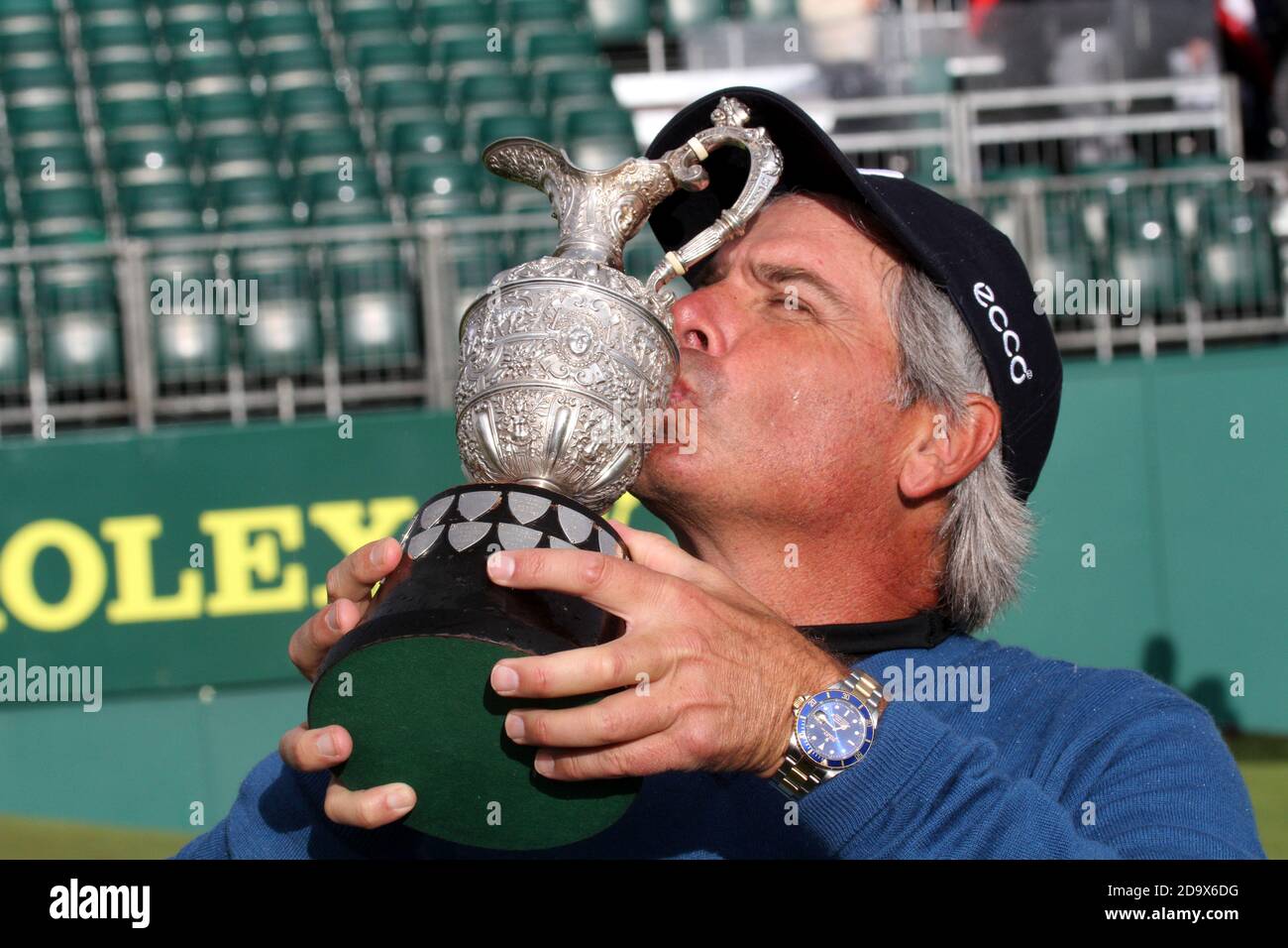 Turnberry Golf Course, Ayrshire, Schottland 2012 Seniors Open Golf Championship . Fred Couples gewann die Senior British Open mit zwei Schlägen, nachdem er ein 25 Fuß großes Ziel mit aufeinanderfolgenden Birdies erreicht hatte. Umarmt das Claret Jug Stockfoto