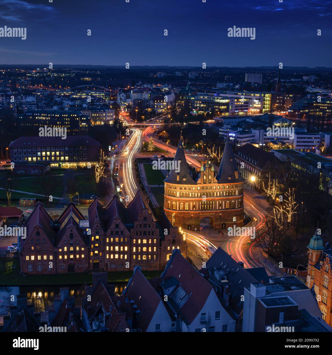 Lübeck, Deutschland – 17. Dezember 2019: Luftaufnahme über die beleuchteten Holstentor- und historischen Salzspeicher-Häuser in Lübeck in wi Stockfoto