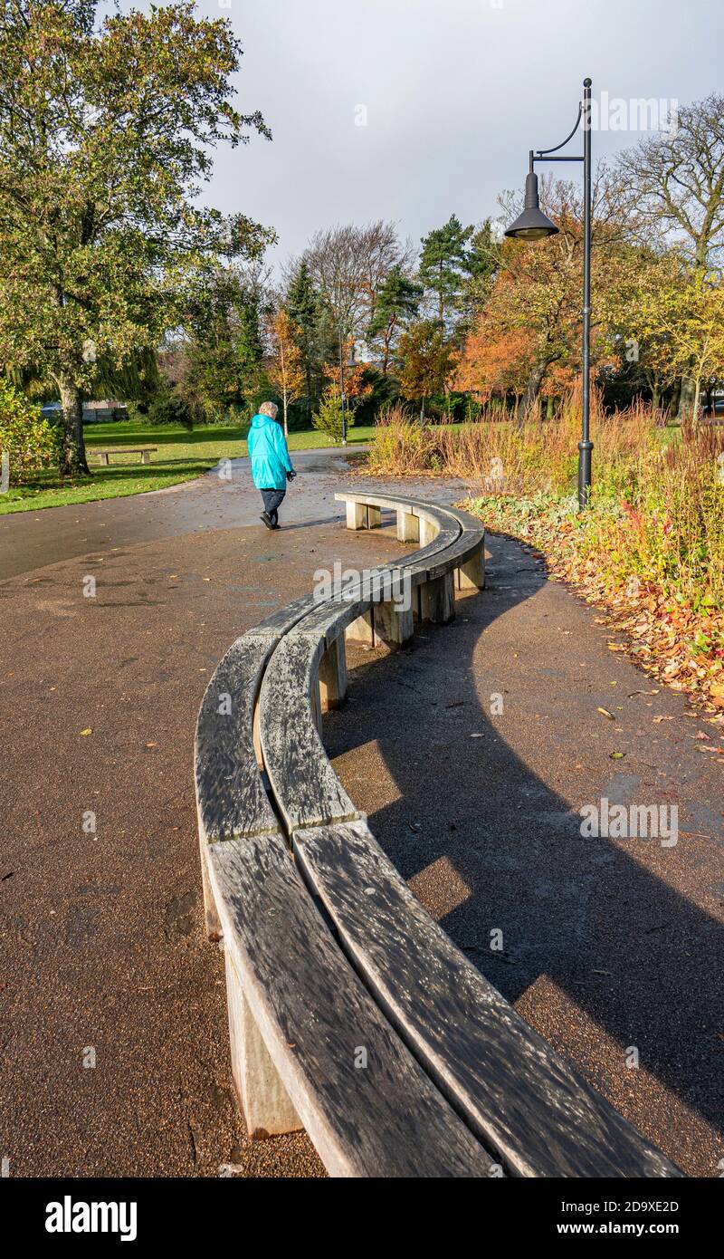 Jean Stansfield Park Poulton. Dame in Blau Stockfoto