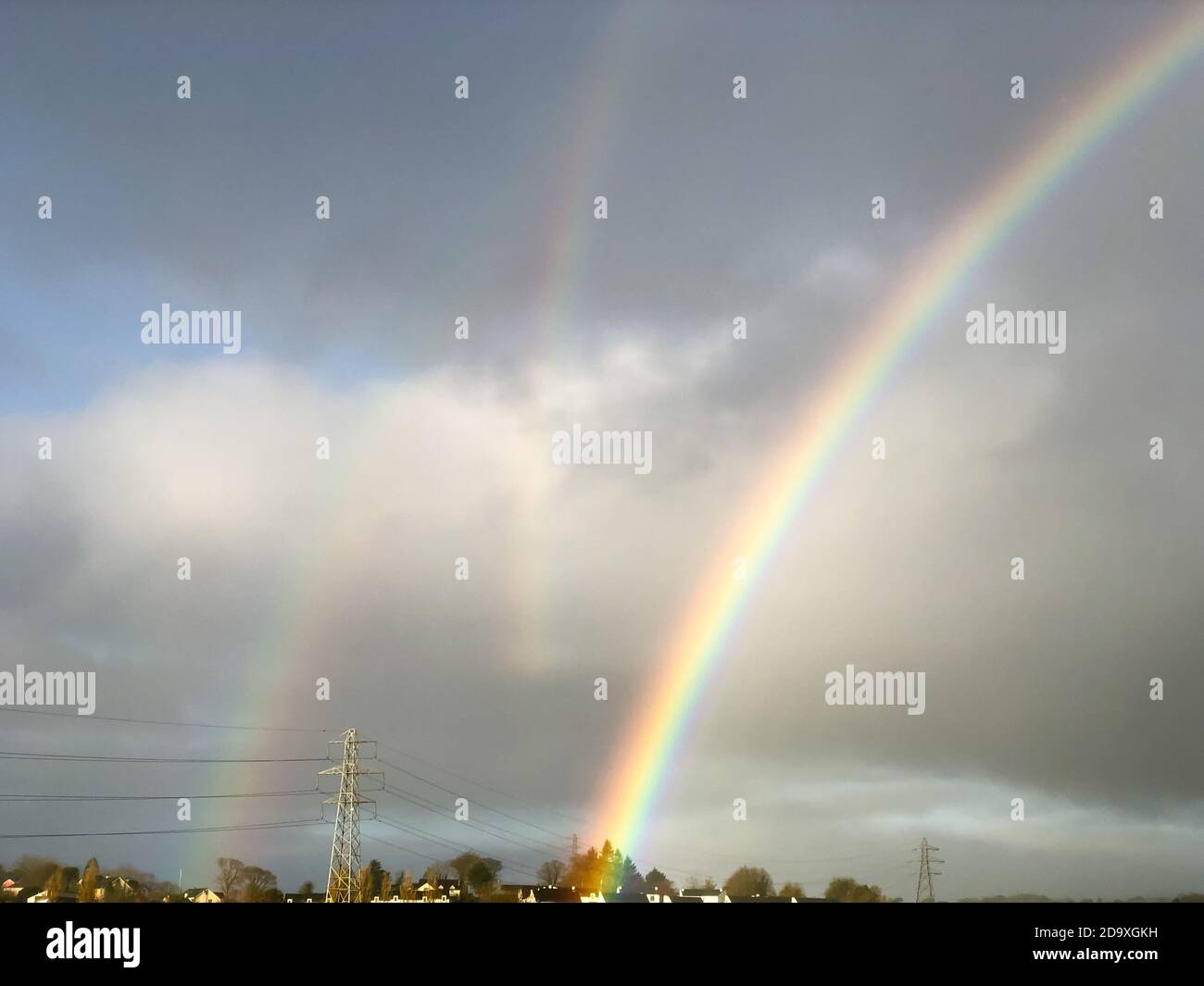 Seltenes natürliches Vorkommen von drei simultanen Regenbögen, die in der aufgenommen wurden Irische Landschaft Stockfoto