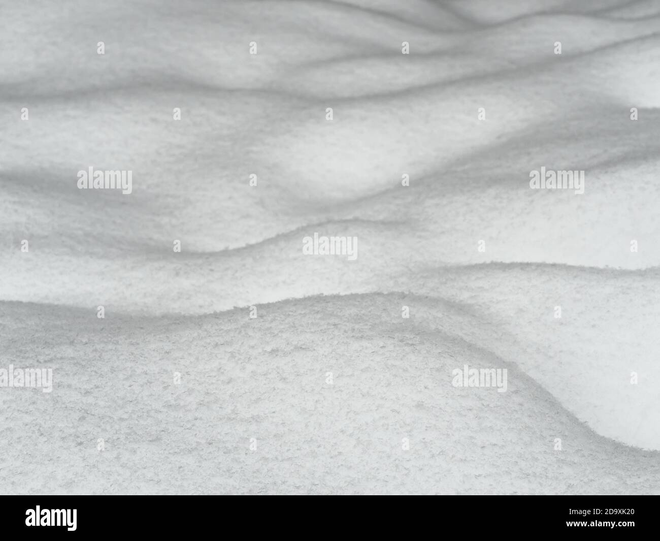 Wellige Schneeoberfläche Hintergrund, holprige Land von neu gefallenen Schnee bedeckt, flache Tiefe des Feldes Stockfoto