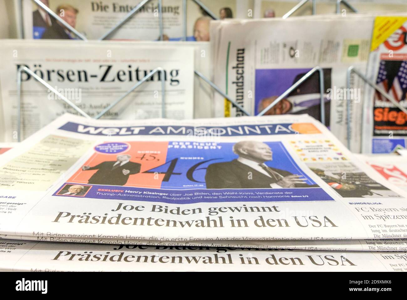 Berlin, Deutschland. November 2020. Deutschland, Berlin, 08. November 2020: Zeitungscover berichtet über den Sieg des designierten Präsidenten JOE BIDEN bei den US-Präsidentschaftswahlen am Tag nach BIDEN 270 Stimmen im US Electoral College. (Foto: Jan Scheunert/Sipa USA) Quelle: SIPA USA/Alamy Live News Stockfoto