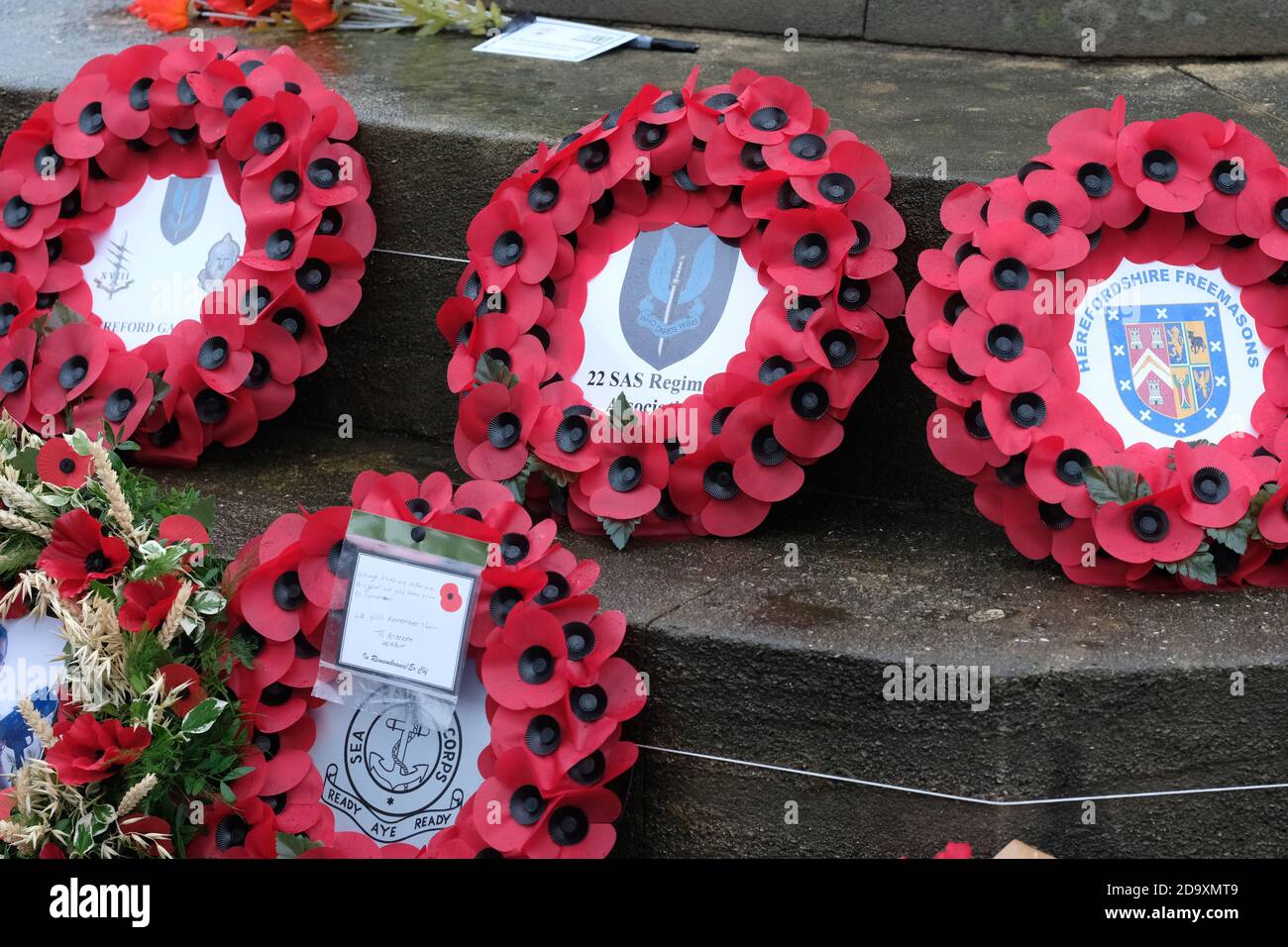 Hereford Herefordshire, Sonntag, 8. November 2020 - Erinnerungssonntag - Mohnkränze im war Memorial in Hereford enthalten Kränze des lokal ansässigen 22 Special Air Service Regiment ( 22 SAS ) - Foto Steven May / Alamy Live News Stockfoto