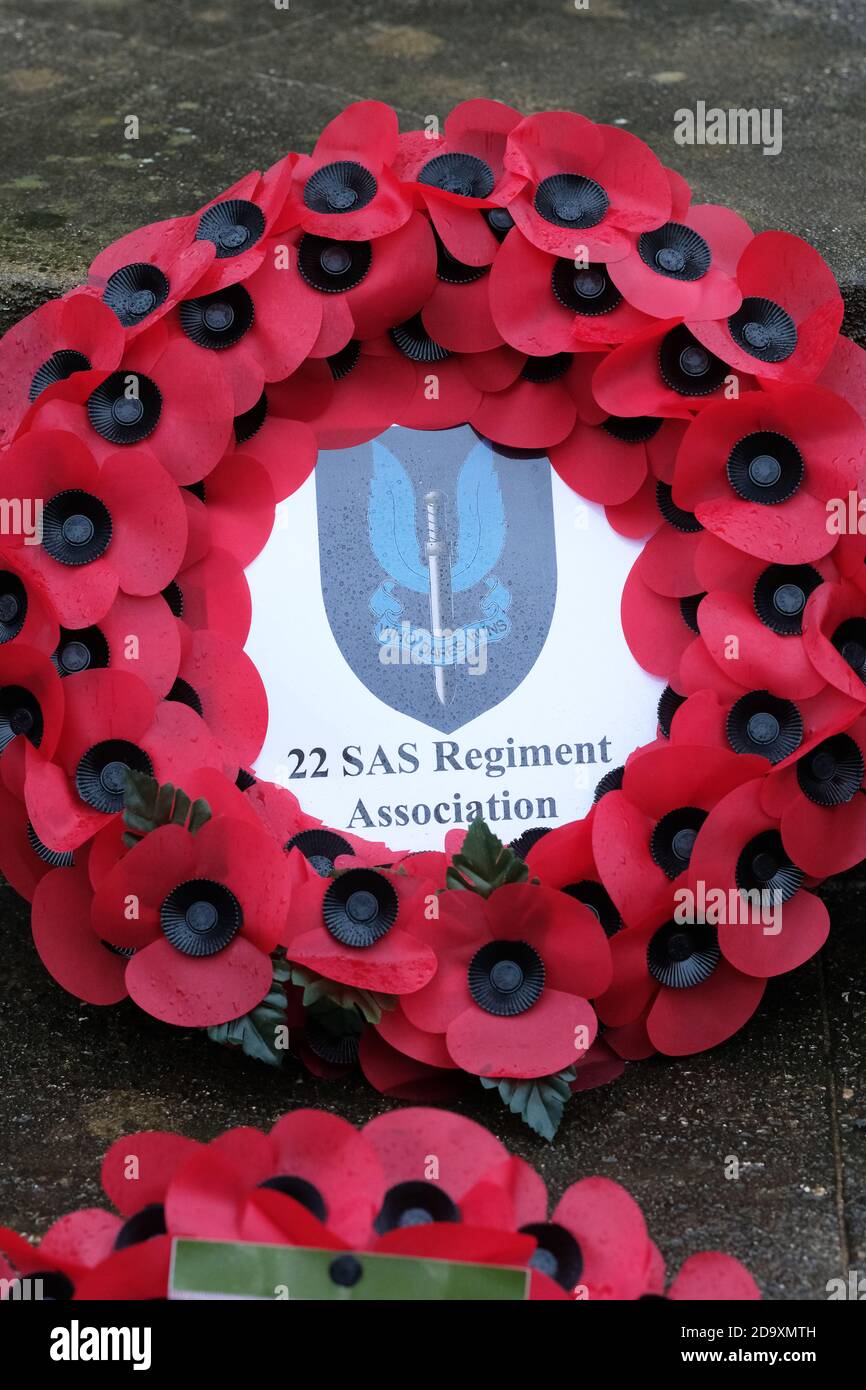 Hereford Herefordshire, Sonntag, 8. November 2020 - Erinnerungssonntag - Mohnkränze im war Memorial in Hereford enthalten Kränze des lokal ansässigen 22 Special Air Service Regiment ( 22 SAS ) - Foto Steven May / Alamy Live News Stockfoto