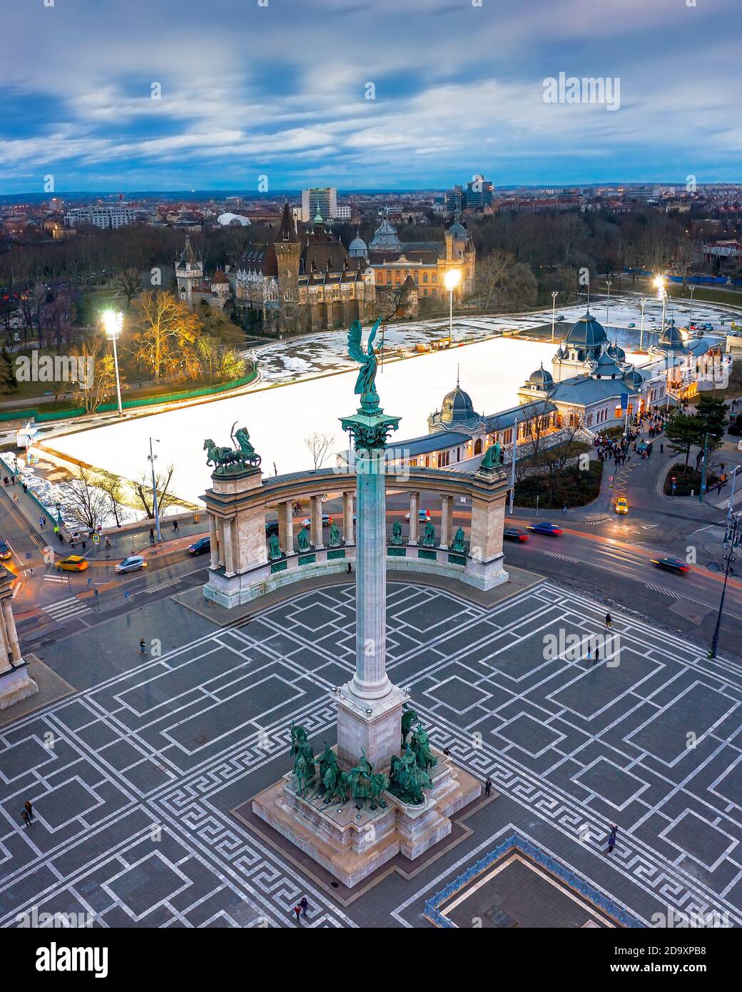 Eisbahn im Stadtpark von budapest. Berühmtes Sportzentrum neben dem Szechenyi Thermalbad. Zwischen dem Heldenplatz und dem Schloss Vajdahunyad. Stockfoto