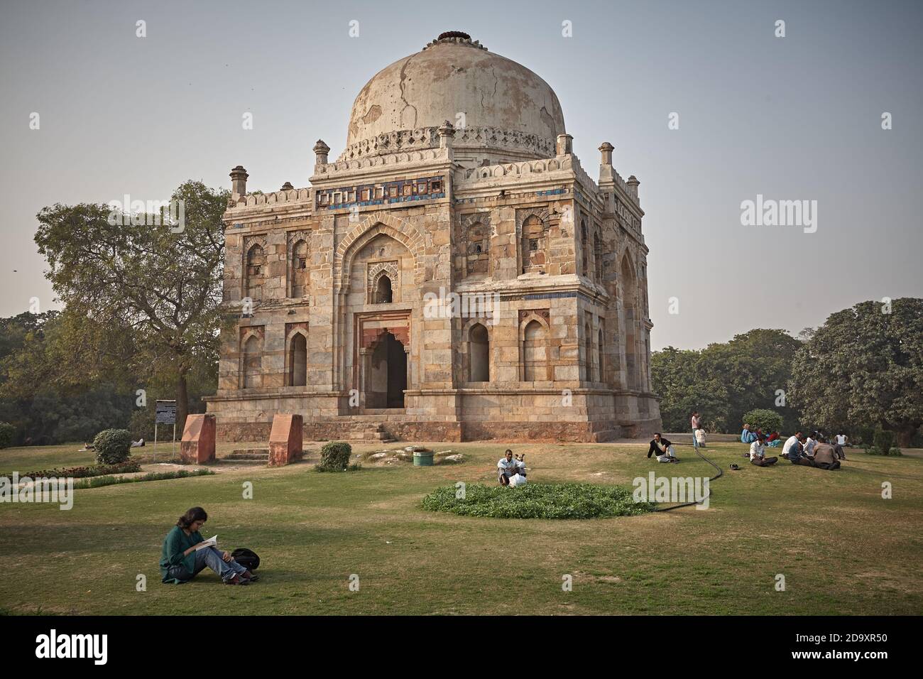 New Delhi, Indien, Februar 2009. Menschen, die sich vor dem Schisch-Gumbad-Grab im Lodi-Garten, einem der beliebtesten Parks der Stadt, ausruhen. Stockfoto