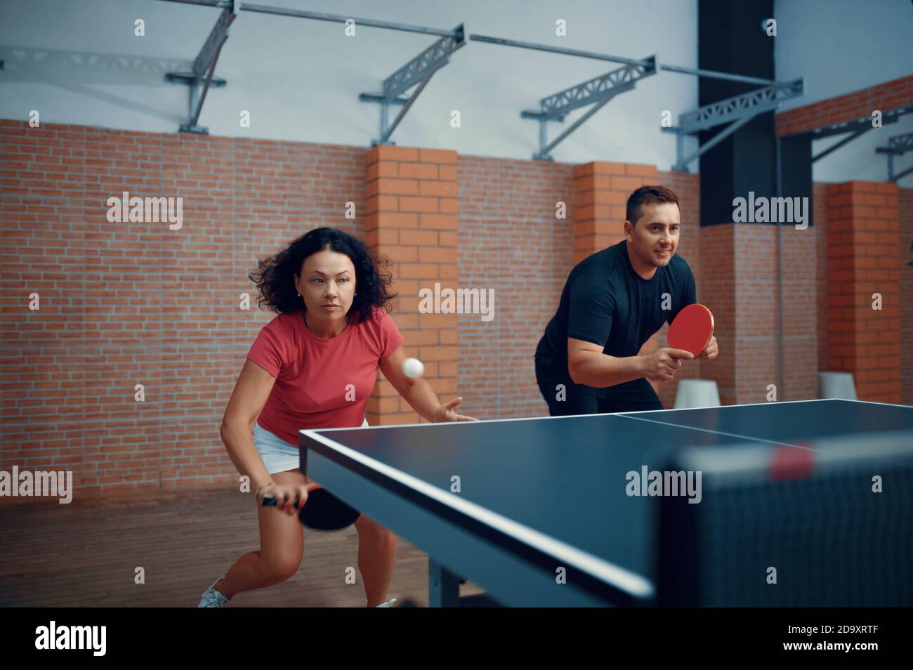 Mann und Frau spielen Doppel Tischtennis, Tischtennis Stockfoto