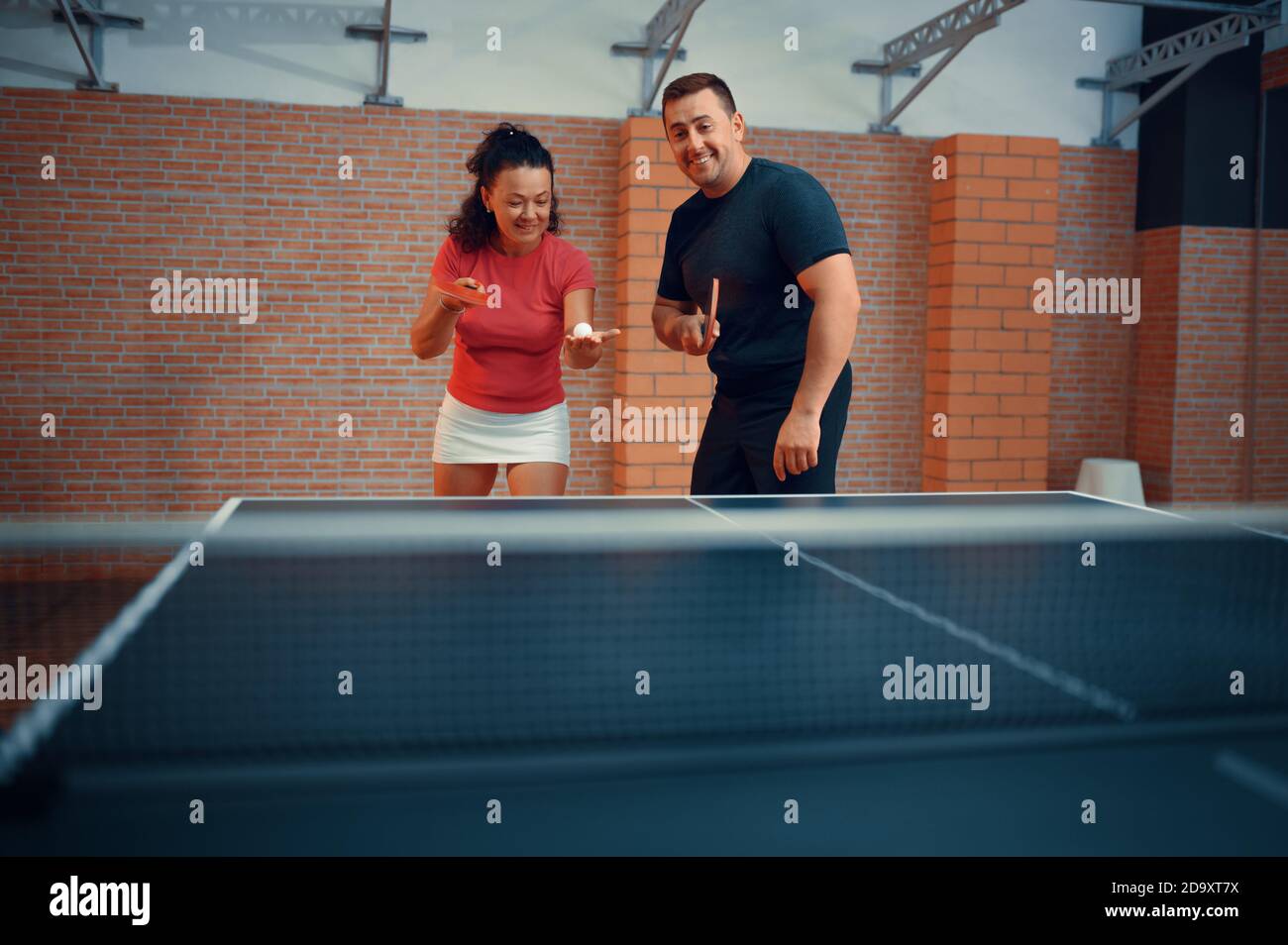 Mann und Frau auf Tischtennis-Training, Tischtennis Stockfoto