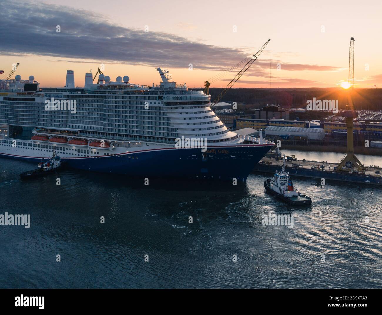 TURKU, FINNLAND - 06/11/2020: Mardi Gras Kreuzfahrtschiff wird von einem Schlepper in Meyer Turku Werft geschleppt Stockfoto