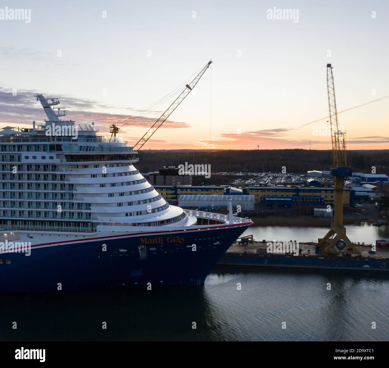 TURKU, FINNLAND - 06/11/2020: Mardi Gras Kreuzfahrtschiff in Meyer Turku Werft. Stockfoto