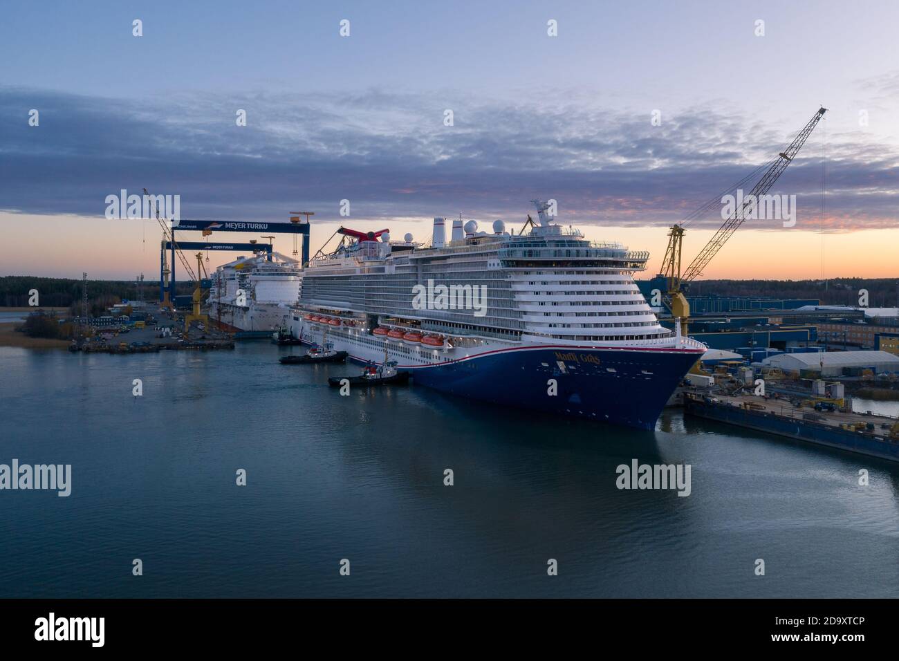 TURKU, FINNLAND - 06/11/2020: Luftaufnahme des Mardi Gras Kreuzfahrtschiffes in der Meyer Turku Werft, die sich auf die Probefahrt vorbereitet. Stockfoto
