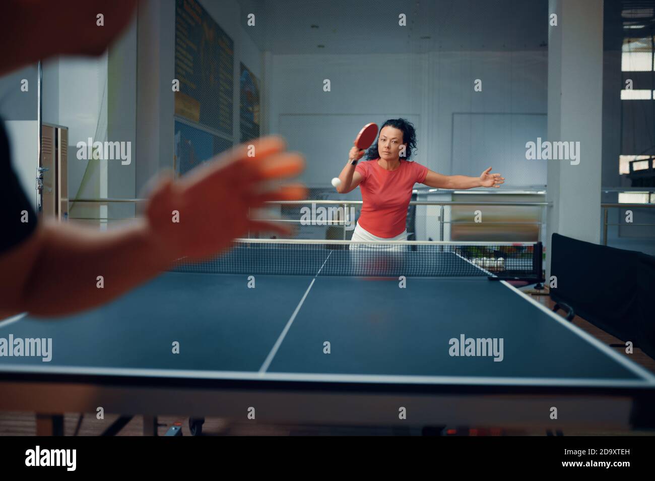 Sportlicher Mann und Frau, Tischtennis-Training Stockfoto