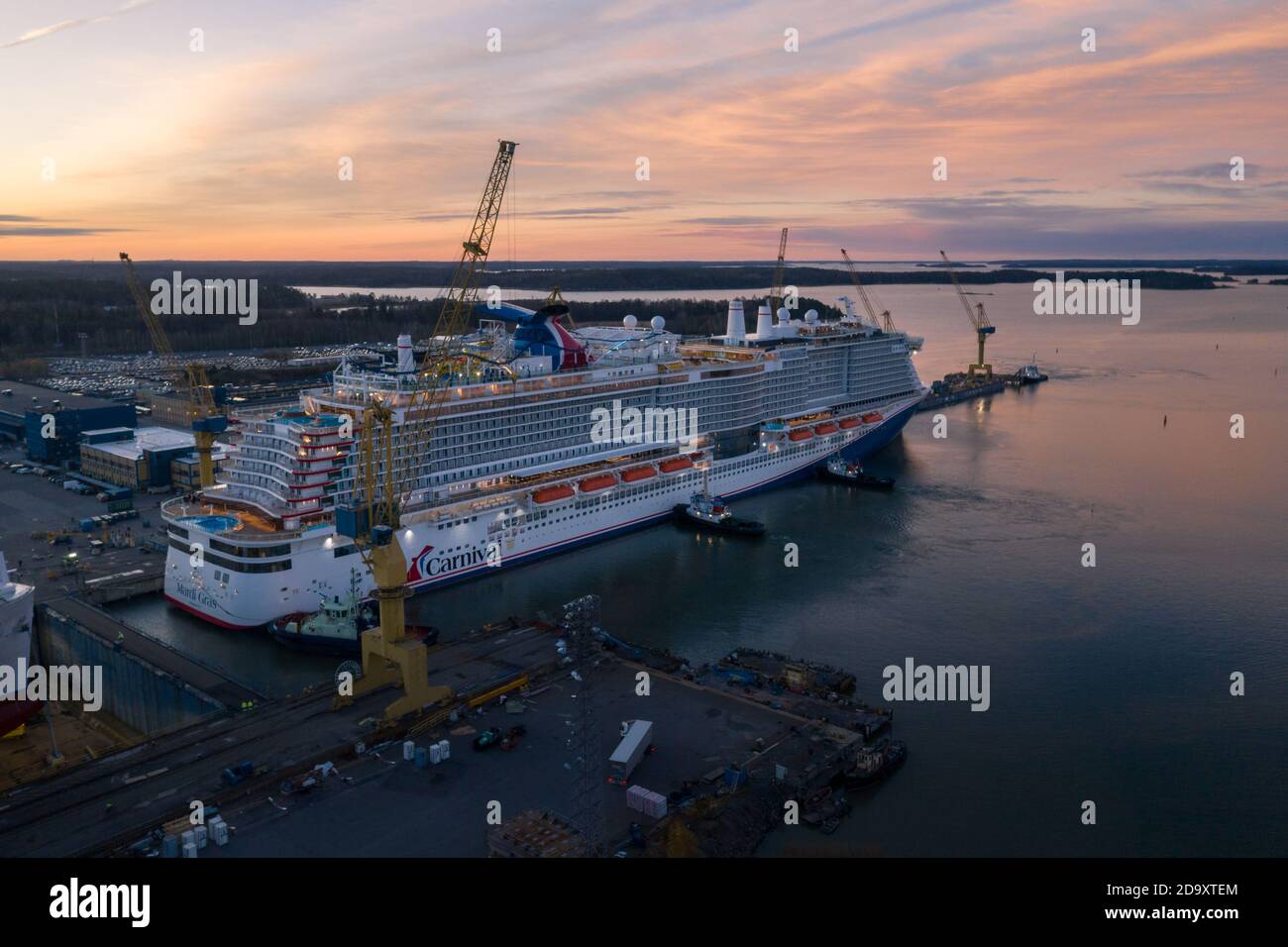 TURKU, FINNLAND - 06/11/2020: Luftaufnahme des Mardi Gras Kreuzfahrtschiffes in der Meyer Turku Werft, die sich auf die Probefahrt vorbereitet. Stockfoto