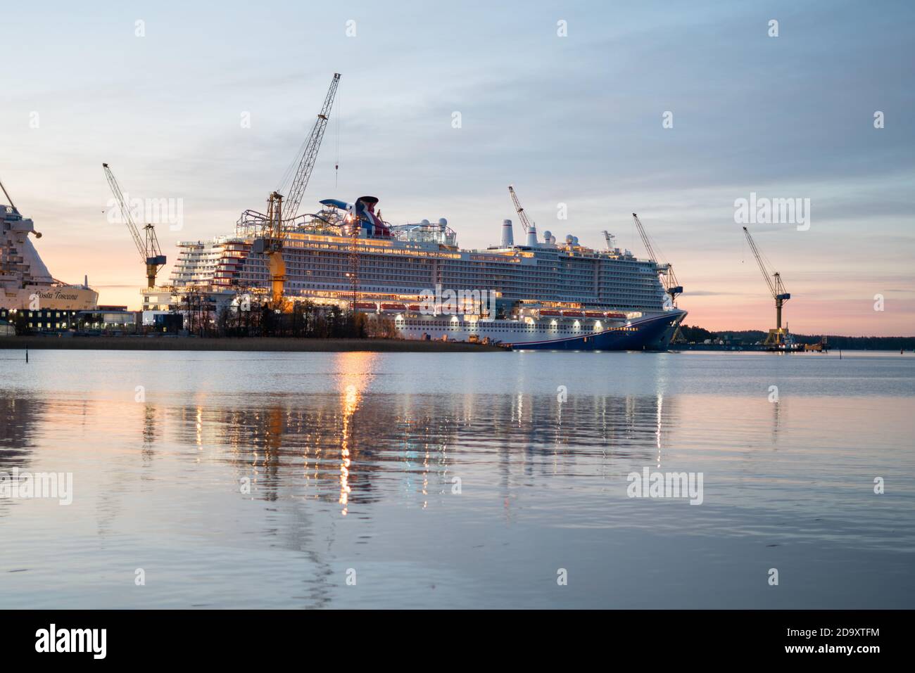 TURKU, FINNLAND - 06/11/2020: Mardi Gras Kreuzfahrtschiff in Meyer Turku Werft am Morgen Stockfoto