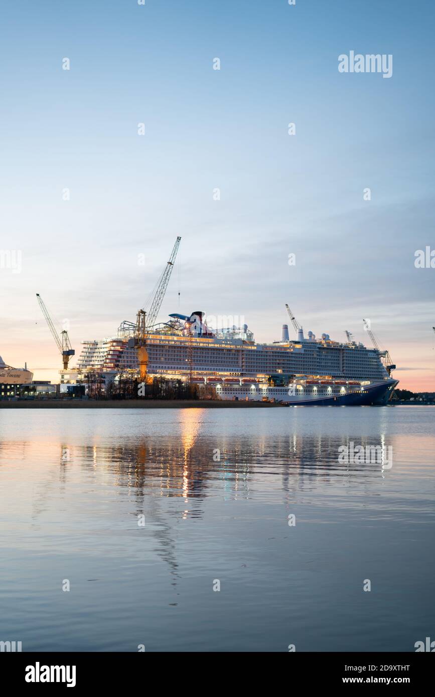 TURKU, FINNLAND - 06/11/2020: Mardi Gras Kreuzfahrtschiff bereit für die Probefahrt in Meyer Turku Werft am Morgen Stockfoto