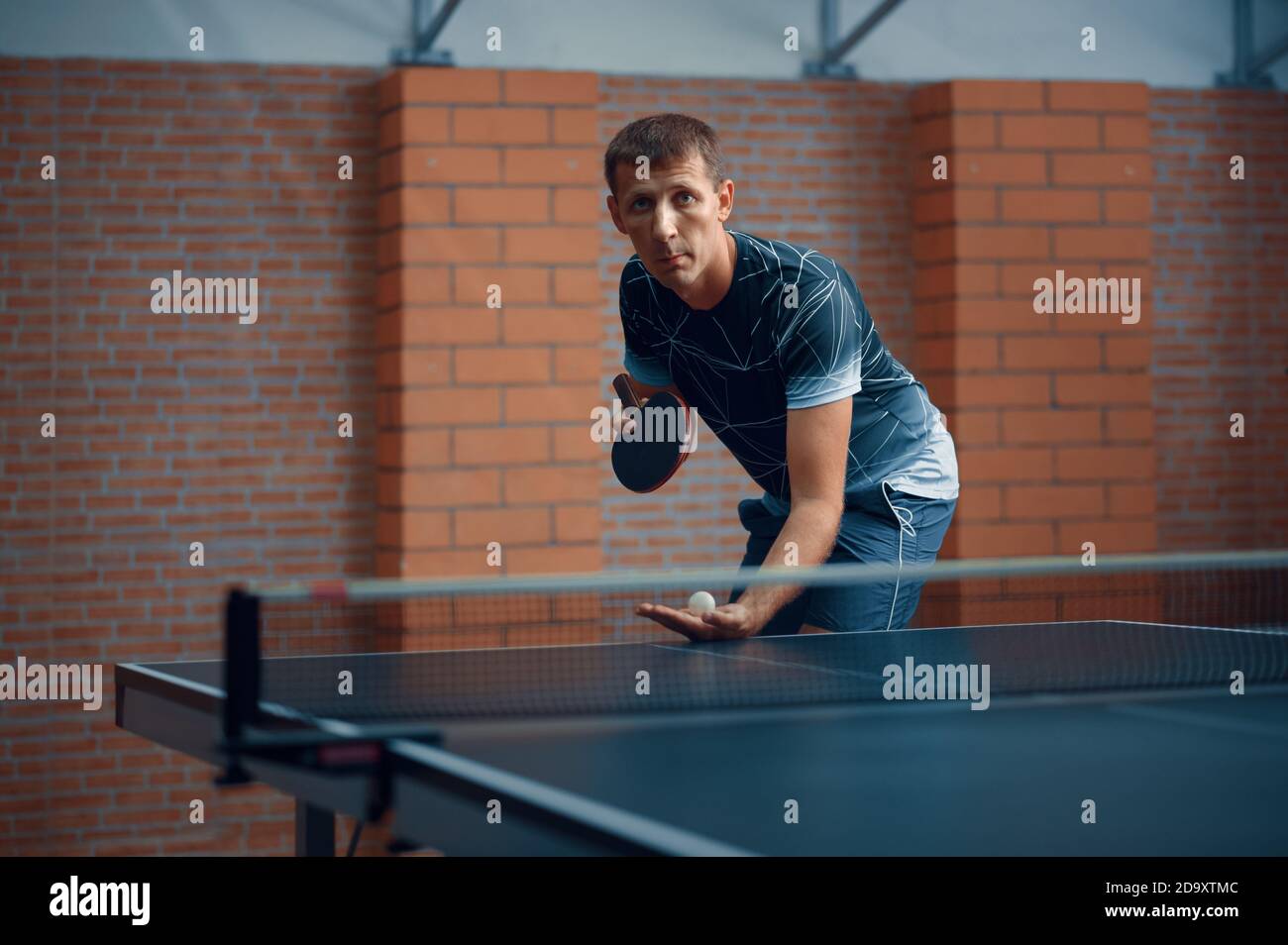 Mann spielt Tischtennis, männlicher Tischtennisspieler Stockfoto