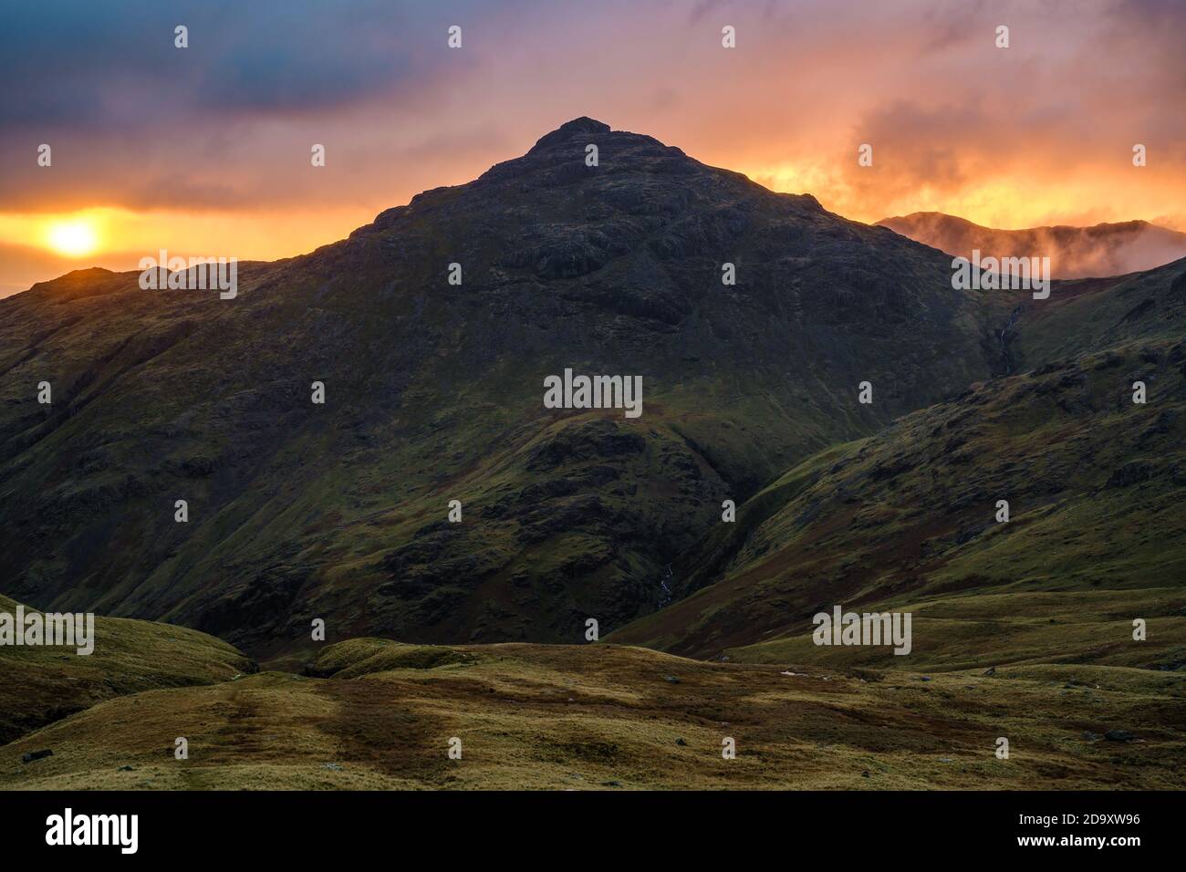 Pike o' Blisco (oder Pike of Blisco) bei Sonnenaufgang, Lake District, Großbritannien Stockfoto