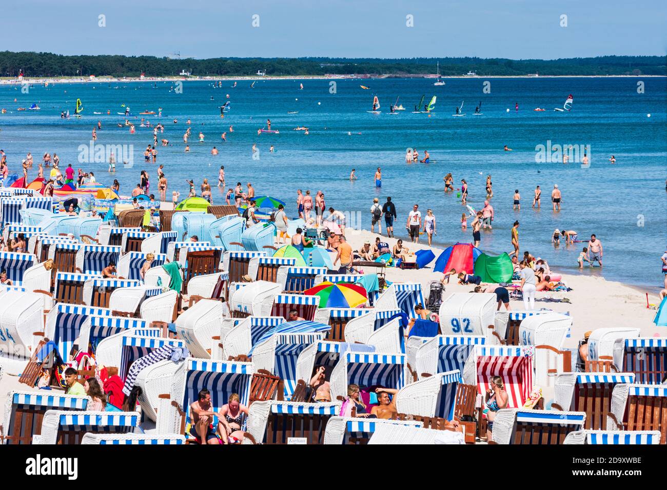 Binz: Strand, straff stehende Strandkörbe (Strandkorb), Badebad, Ostsee,  Ostsee, Rügeninsel, Mecklenburg-Vorpommern, Deutschland Stockfotografie -  Alamy