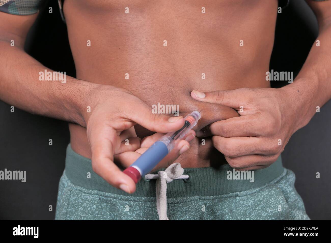 Junger Mann Hand mit Insulin-Stift Nahaufnahme Stockfoto