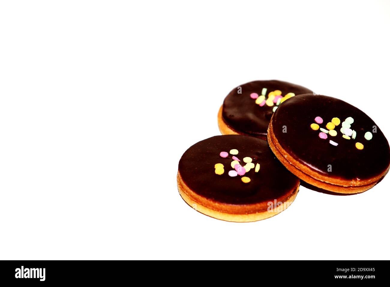 Weihnachten, Schokolade Linzer Cookies auf weißem Hintergrund Stockfoto
