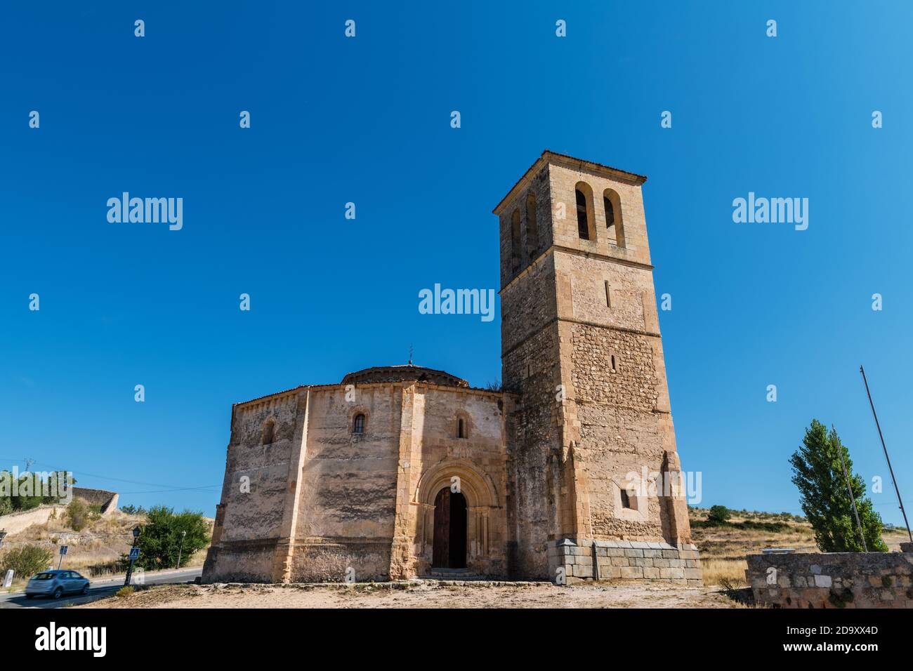 Seitenansicht einer kleinen mittelalterlichen Kirche in Segovia (Kirche des wahren Kreuzes), einem katholischen Tempel, der im XII Jahrhundert außerhalb der Stadtmauern errichtet wurde. Stockfoto