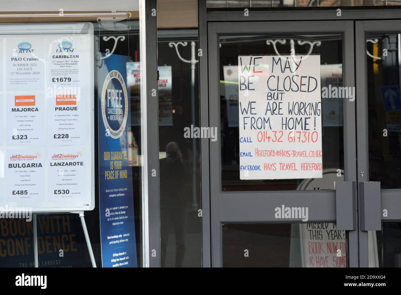 Coronavirus Lockdown - eine Filiale der Reisebüros Hays Reisen geschlossen, da es sich nicht um ein wichtiges Geschäft mit einem Schild mit Aufschrift Arbeiten von zu Hause November 2020 Stockfoto