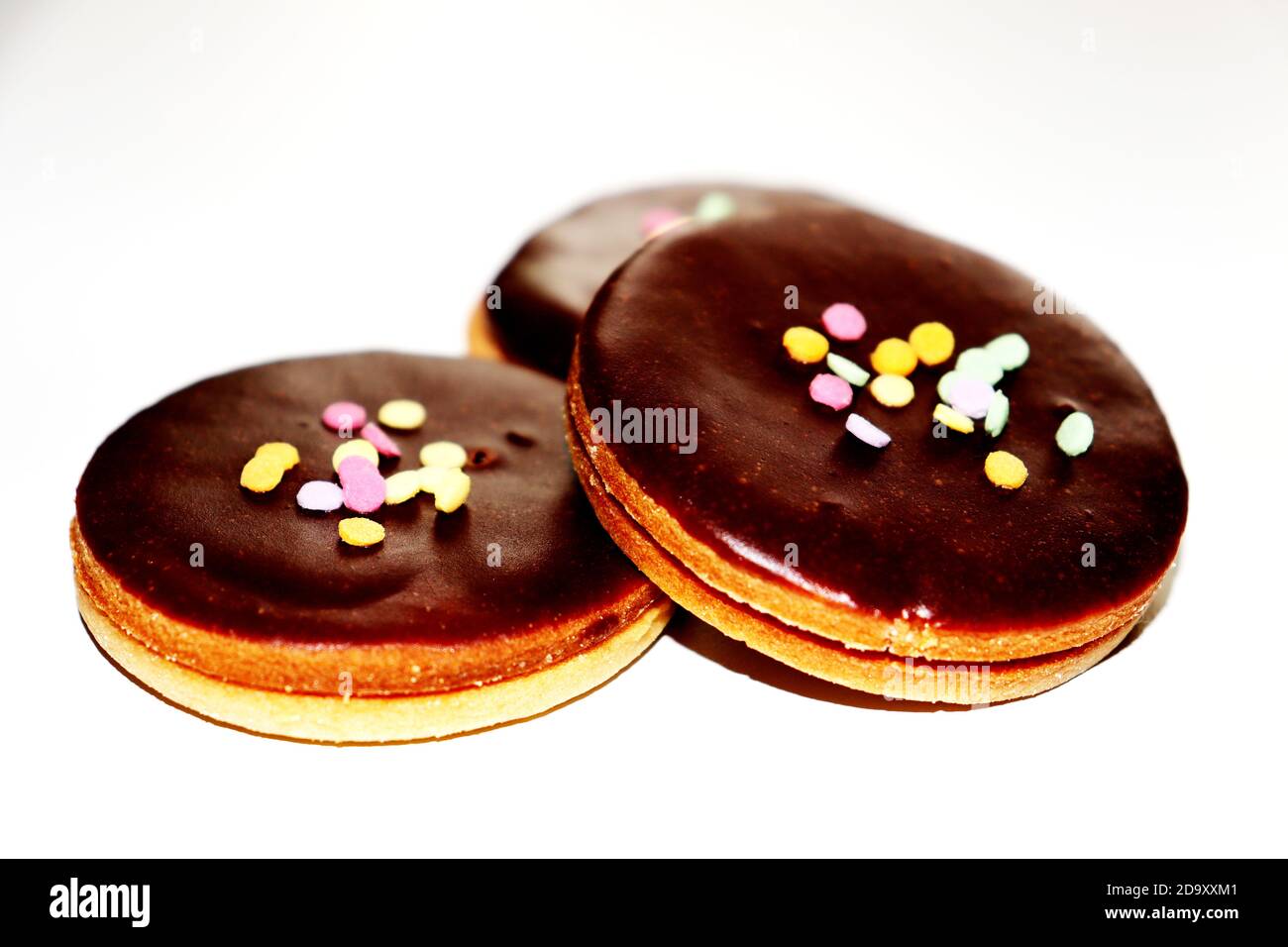 Weihnachten, Schokolade Linzer Cookies auf weißem Hintergrund Stockfoto