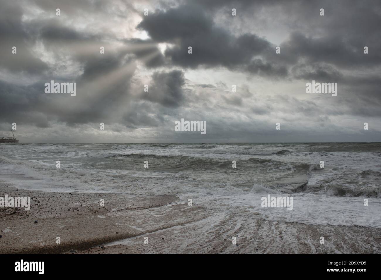 Dramatischer Himmel über dem Brighton Beach, England Stockfoto