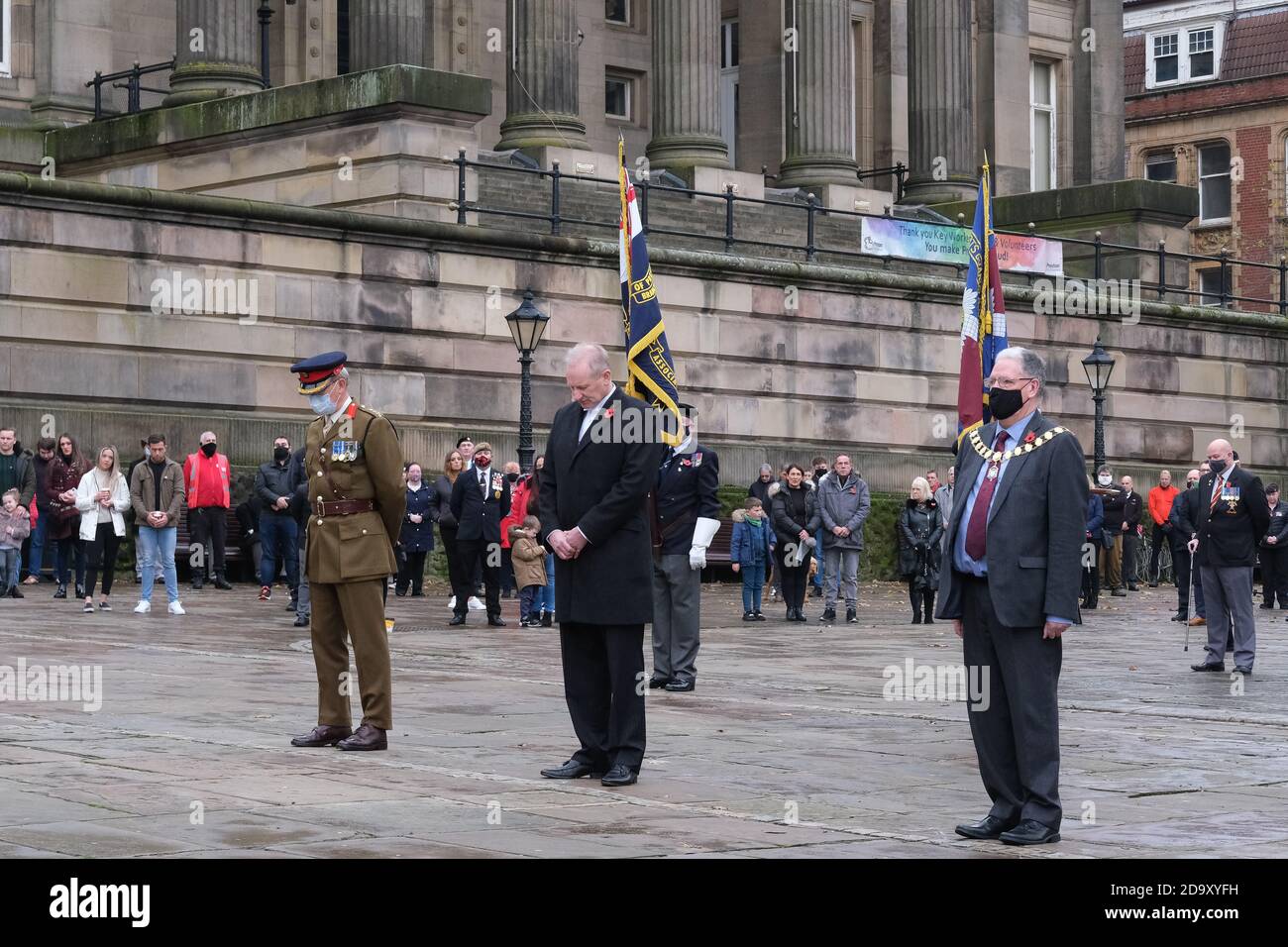 Preston, Großbritannien. Preston Council Chief Executive Adrian Phillips und Bürgermeister David Borrow bei einer Low-Key-Erinnerung Sonntag Veranstaltung auf dem Flag Market in der Stockfoto